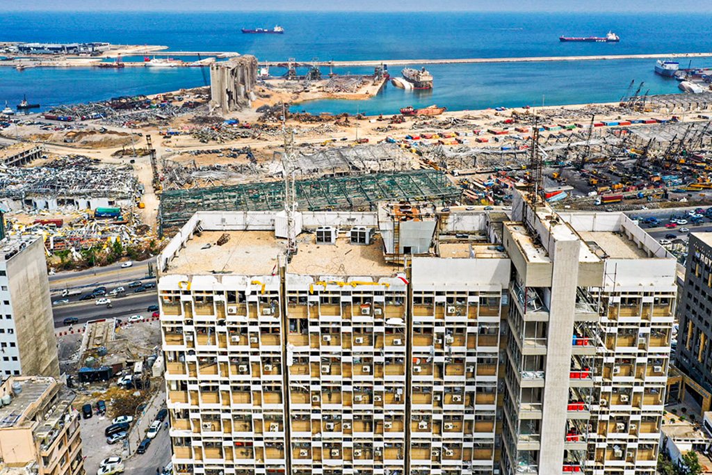 Um mês após a explosão em Beirute, ainda há sinais de vida sob escombros