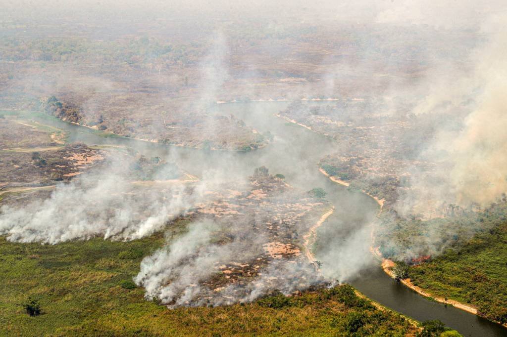 Fumaça de incêndios no Pantanal pode chegar a SP e causar "chuva negra"