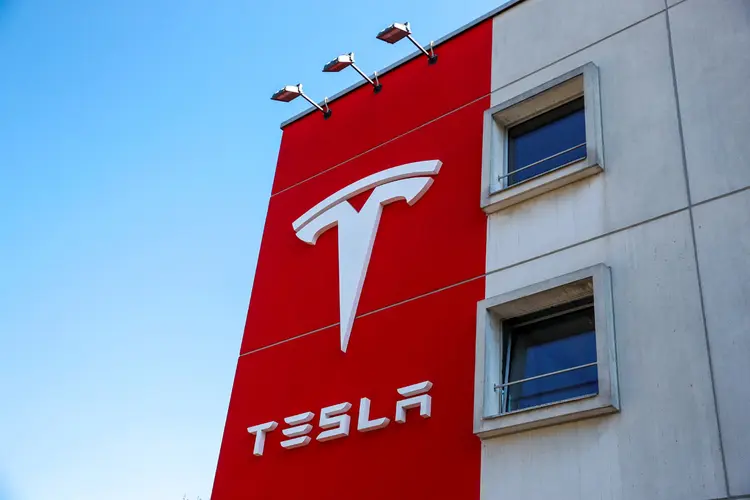 Tesla: empresa realiza transmissão para divulgar as novas baterias para seus automóveis (Arnd Wiegmann/Reuters)