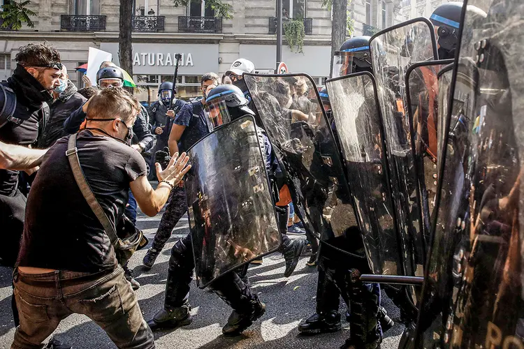 Volta dos protestos dos "coletes amarelos" em Paris, França 12/09/2020.  (Gonzalo Fuentes/Reuters)