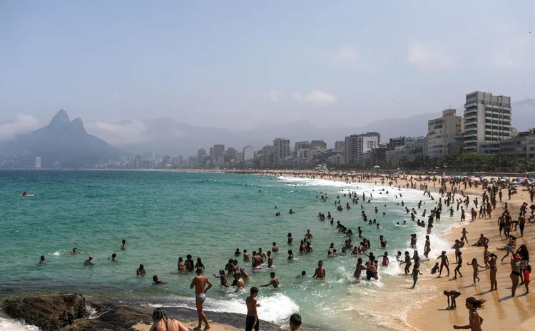 Praia no Rio de Janeiro nas últimas semanas (Pilar Olivares/Reuters)