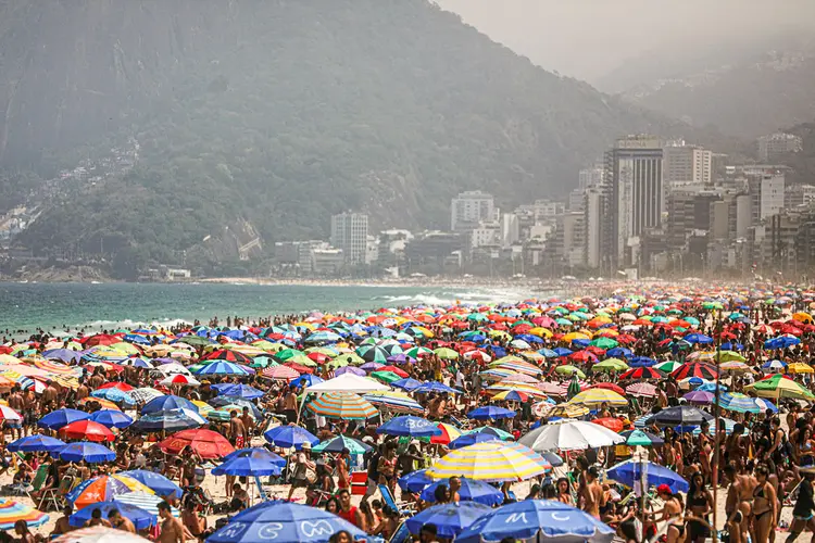 Pessoas aproveitam a praia de Ipanema, em meio ao surto da doença coronavírus, no Rio de Janeiro (Pilar Olivares/Reuters)