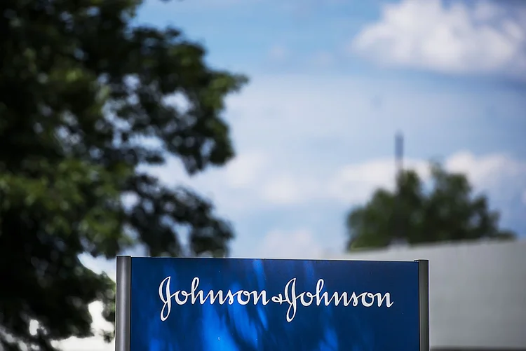 Johnson & Johnson: companhia vai iniciar última fase de testes de vacina contra covid-19 (Mark Kauzlarich/Bloomberg)