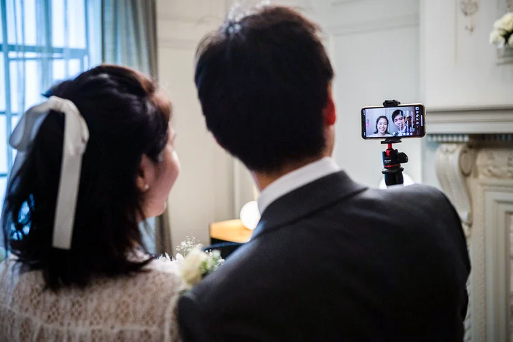 Tour virtual em casamento para quem não se sente confortável (Chris J Ratcliffe/Getty Images)