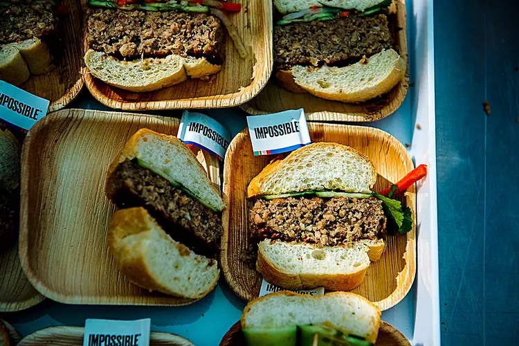 Um sanduíche feito com produtos à base de plantas com sabor de carne de porco é servido no estande da Impossible Foods em Las Vegas, EUA, em 7 de janeiro (Bloomberg/Bloomberg)