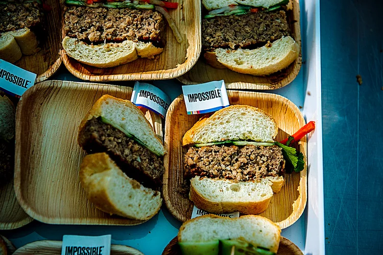 Um sanduíche feito com produtos à base de plantas com sabor de carne de porco é servido no estande da Impossible Foods em Las Vegas, EUA, em 7 de janeiro (Bloomberg/Bloomberg)