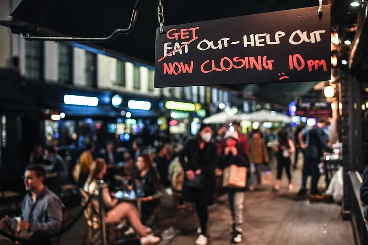 Placa de toque de recolher está pendurada do lado de fora de um pub no bairro de Soho, em Londres, em 24 de setembro. (Bloomberg/Bloomberg)