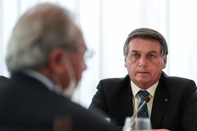 Paulo Guedes e Jair Bolsonaro: presidente desautorizou ministro a continuar a buscar fonte de receita (Marcos Corrêa/PR/Divulgação)