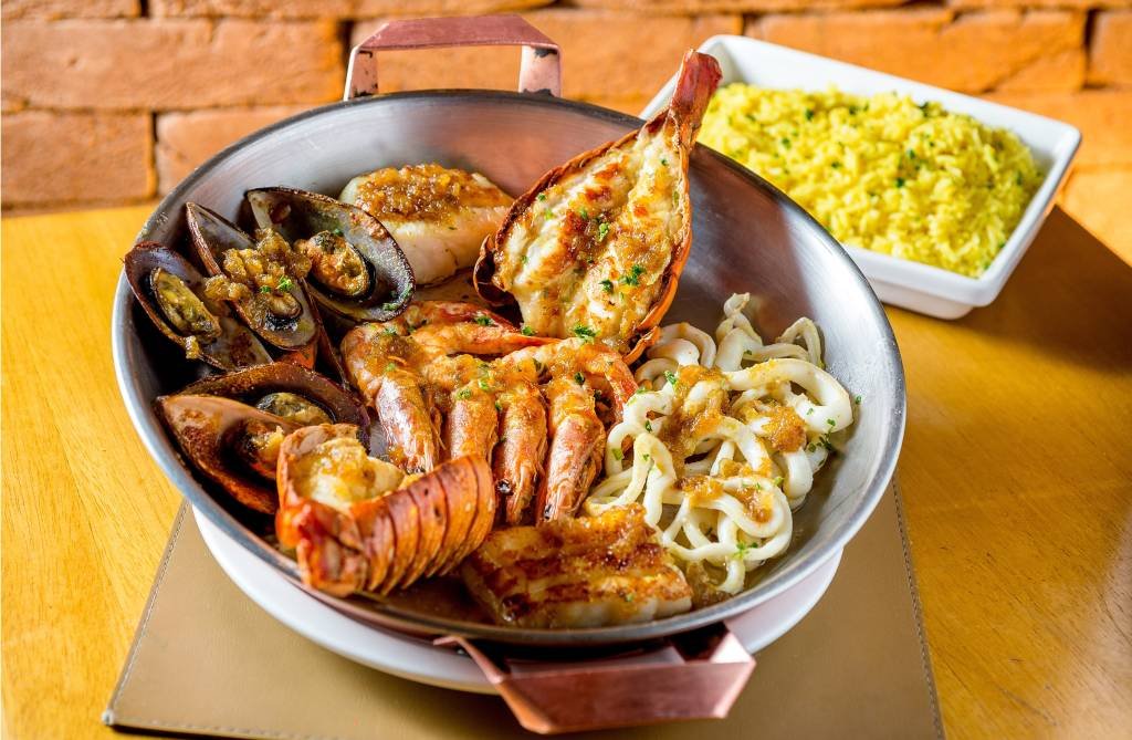 Prato do Coco Bambu com lagosta, camarão, mexilhão, peixe e lula: porções gigantescas para restaurantes idem (Tadeu Brunelli/Divulgação)