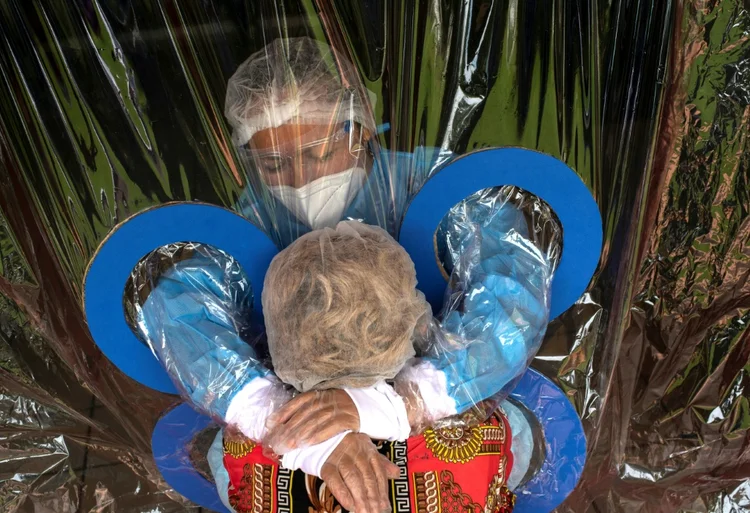 Asilo Jardín de los Abuelitos, em San Salvador, tem programa de abraços com proteção durante pandemia (AFP/AFP)