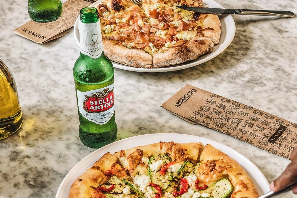 Abbraccio e Stella Artois lançam pizza feita com cerveja