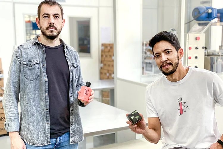 Alain Benichio Muramatsu e Bruno Piergili Wieres, cofundadores da Kásia Cosméticos (Kásia/Divulgação)