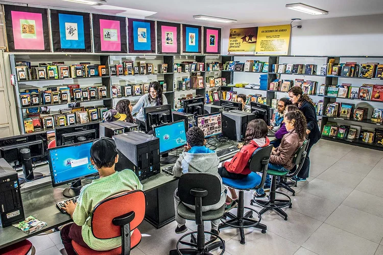 Escola; Estudante; Colégio; Computador; Aluna; Professora; Mesa; Sala de aula; Ensino público

Foto: Germano Lüders
16/10/2017 (Germano Lüders/Exame)