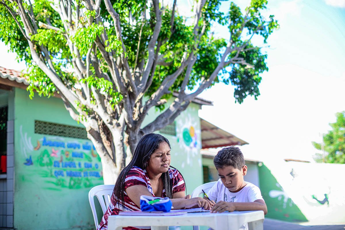 Por que investir no professor dá mais retorno do que reformar escolas