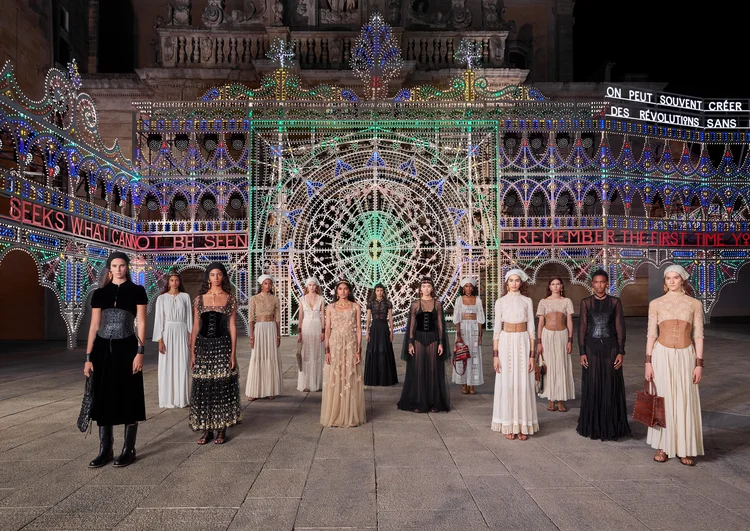 Desfile de Cruise 2021 da Christian Dior, realizado em Lecce (Puglia) e transmitido on-line em julho. As roupas e os acessórios foram feitos em parceria com artesãos locais (Divulgação/Divulgação)
