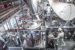 Imagem referente à matéria: Da torra do café ao leite em pó: como a Nestlé vem usando IA nas fábricas