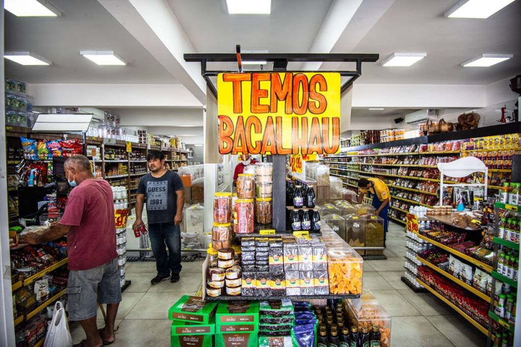 Puxado por supermermercados e alimentos, vendas no varejo sobem 0,9% em abril, diz IBGE