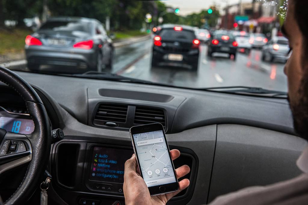 Motoristas reclamam de reajustes nas tarifas da Uber e 99