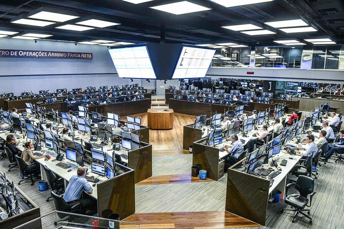 Weg cai 6% após resultado e Ser despenca; Ibovespa fecha estável