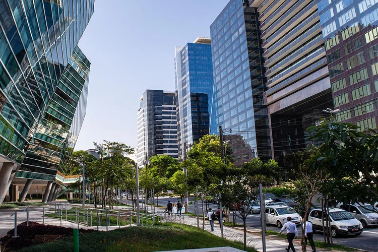 Prédios comerciais de alto padrão na avenida Faria Lima, em São Paulo: apesar da crise, preços estão em linha com os praticados em 2019 (Germano Lüders/Exame)