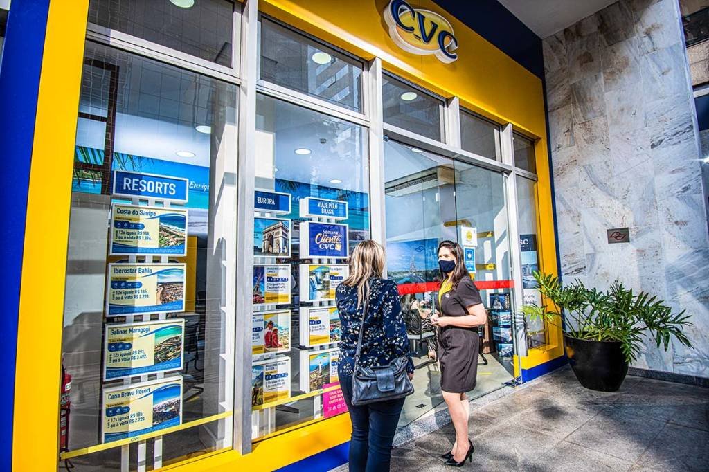 CVC afunda até 10% com fase vermelha em SP; ações de varejistas e shoppings recuam