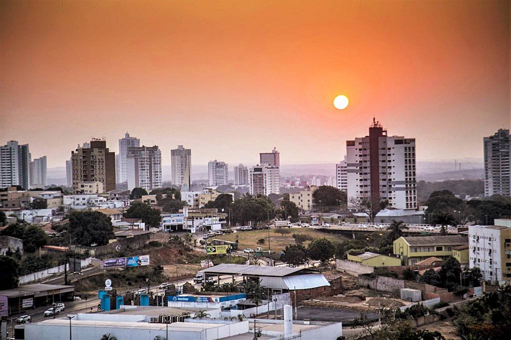 Nuvem de fumaça de incêndios volta a encobrir o céu de Cuiabá