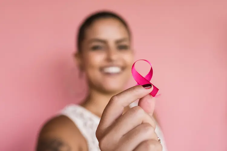 Quanto mais rápido o câncer de mama é diagnosticado e tratado, maiores são as chances de cura. (Igor Alecsander/Getty Images)