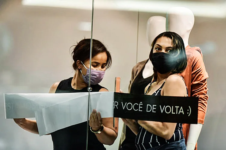 Funcionárias usando máscara de proteção em loja do shopping Patio Brasil, em Brasilia. 27 de maio de 2020 (Andre Borges/Bloomberg/Getty Images)