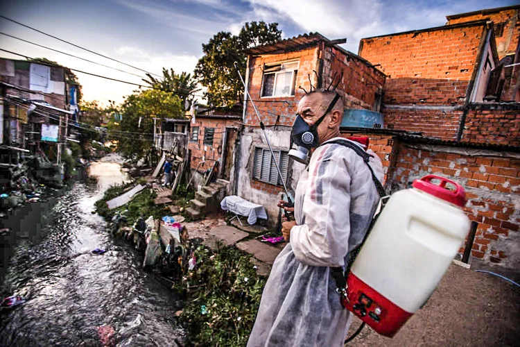 Riacho que atravessa a favela Vietnã, sul de São Paulo, passa por desinfecção em 9 de julho de 2020 (Andre Lucas / picture alliance/Getty Images)