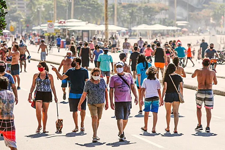 Pessoas de máscara de proteção andam em calçadão no Rio de Janeiro (Andre Coelho/Getty Images)