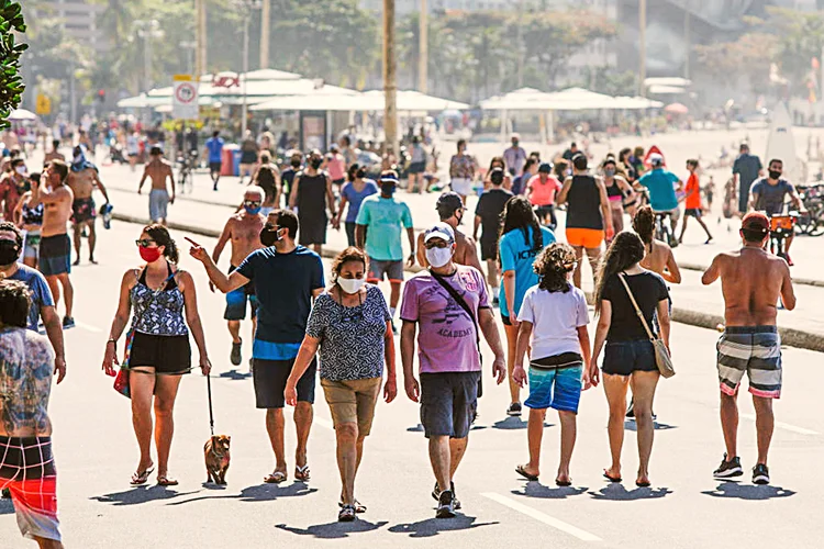 Copacabana em agosto: cariocas lotam as praias do Rio desde o início da flexibilização da quarentena (Andre Coelho/Getty Images)