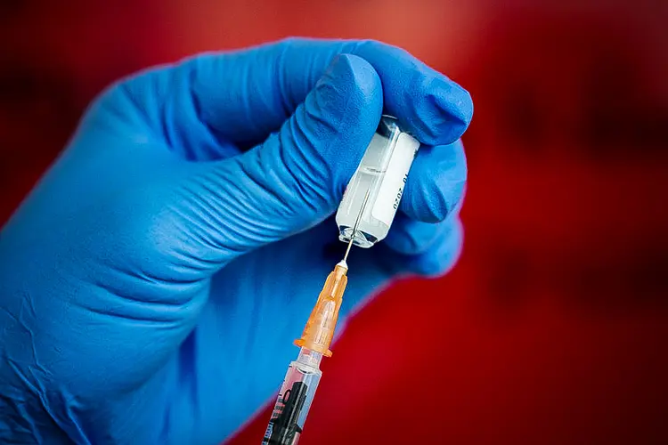 Vacina: testes da AstraZeneca/Oxford são retomados já nesta segunda-feira (Bloomberg / Colaborador/Getty Images)