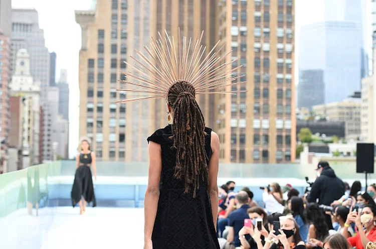 Modelo desfila na NYFW,  em setembro de 2020 (Ilya S. Savenok/Getty Images)