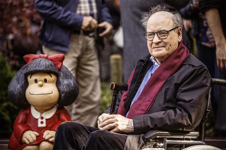 Joaquin Salvador Lavado, o Quino, ao lado de uma escultura da Mafalda (Europa Press/Getty Images)