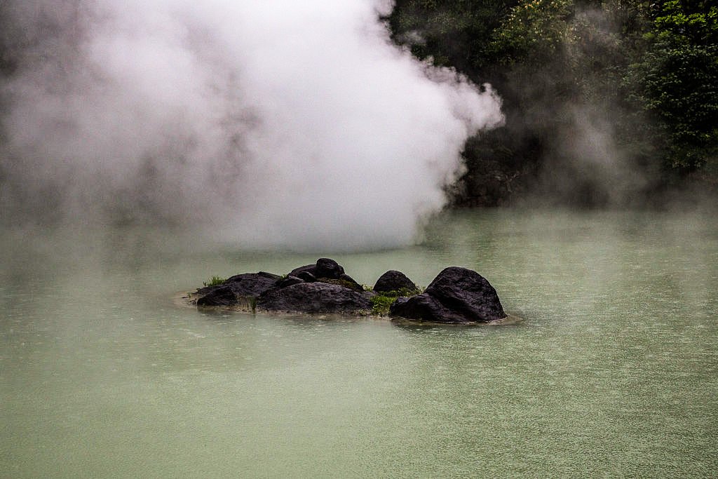 Shiraike Jigoku , ou "lagoa fervente": o termo “evaporados” está ligado a uma ideia de que os vapores dos banhos públicos, os onsen, são propícios ao desaparecimento (Getty Images/ohn S Lander/LightRocket)