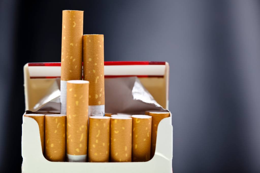 Cigarros: fabricantes teriam que reduzir nicotina a níveis não viciantes. (mariusFM77/Getty Images)