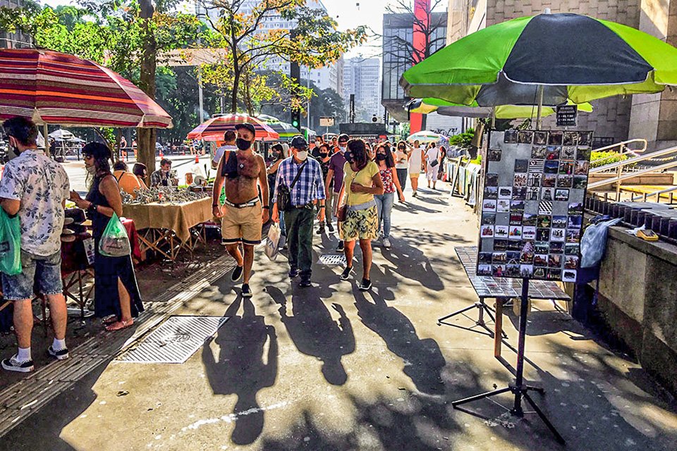 Movimento do comércio e passeio na Avenida Paulista com relaxamento das restrições durante a pandemia de coronavírus (Roberto Parizotti/Fotos Públicas)