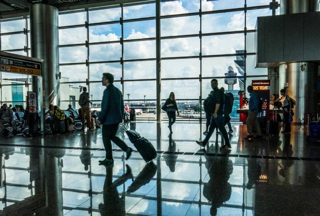 Quarentenas frustram viajantes e afetam aéreas após um ano de pandemia