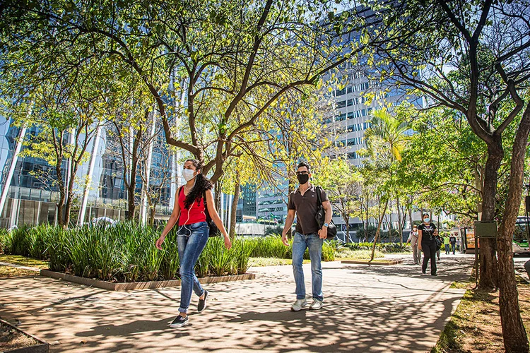 Pedestres na avenida Brigadeiro Faria Lima: nos próximos dias, voltam as condições de tempo seco com elevação das temperaturas e sem chuva (Leandro Fonseca/Exame)