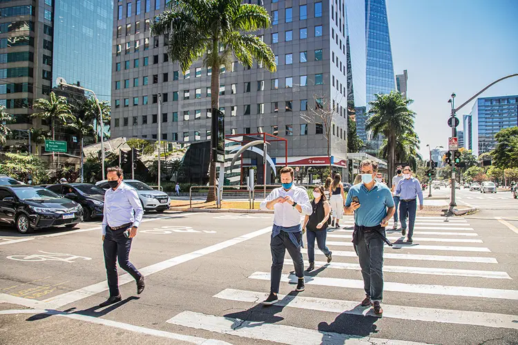Pedestres na Av Brigadeiro Faria Lima em São Paulo SP usando mascaras na Pandemia do Coronavirus (Leandro Fonseca/Exame)