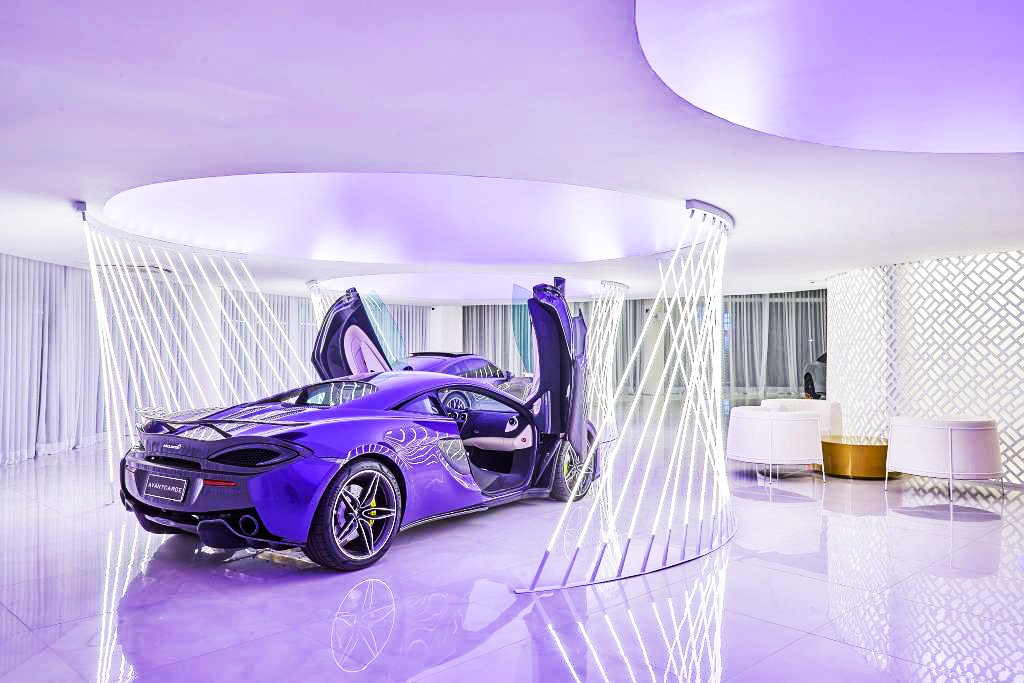 Com 6.000 m² e até cinema, loja de carros de luxo é inaugurada em MG