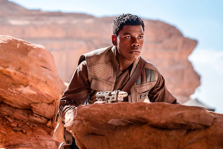 John Boyega interpretando Finn, em Star Wars: "O que eu diria para a Disney é: não crie um personagem negro, o venda como se fosse muito mais importante para a franquia do que ele realmente é e então o coloque de lado. Isso não é bom" (Disney/Reprodução)