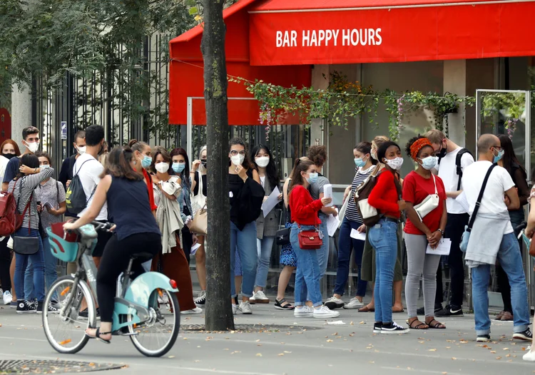 Jovens em frente a café de Paris: aumento de casos de coronavírus faz bares fecharem mais cedo (Charles Platiau/Reuters)