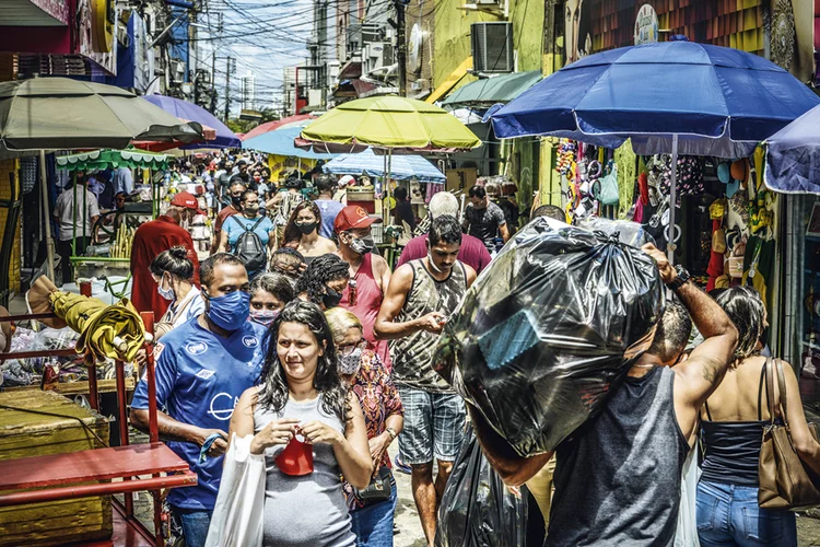 Centro de comércio popular de Recife, em Pernambuco: muito se fala do aumento da desigualdade no pós-pandemia, porém ainda não estão claros os caminhos a serem construídos para subir o piso social no Brasil (LEO CALDAS/Exame)