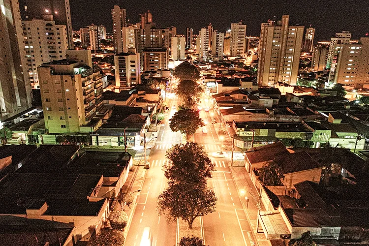 Uberlândia (MG) é uma das cidades que vêm investindo em PPPs de iluminação pública (Divulgação/Divulgação)