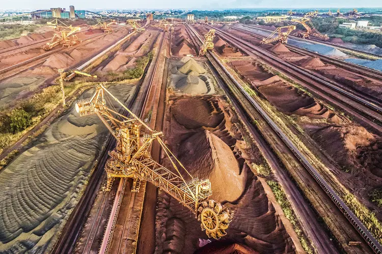 Esteiras transportadoras de minério de ferro da Vale no Porto de Itaqui, no Maranhão (Alex Tauber/Pulsar)