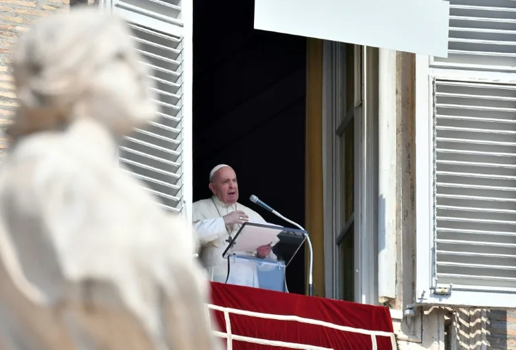 O papa Francisco durante a oração na Praça de São Pedro neste domingo: pedido a manifestantes que não cedam à "tentação de recorrer à violência" (Agência France-Presse/AFP Photo)