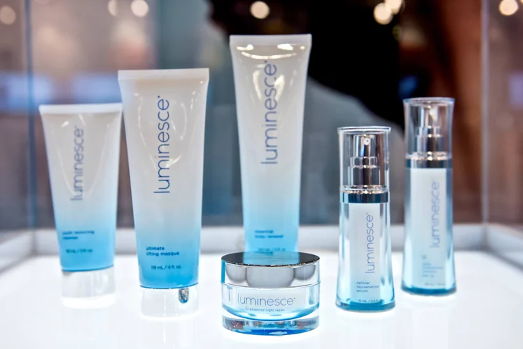 Produtos da linha Luminesce, da marca de cosméticos de luxo Jeunesse (Jeunesse/Divulgação)