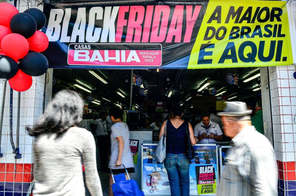Black Friday: o volume vendido pelo comércio eletrônico terá um salto de 61,4% na campanha de promoções deste ano, enquanto as lojas físicas venderão 1,1% a mais (Rovena Rosa/Agência Brasil)