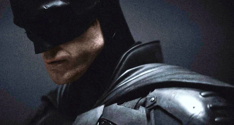 Robert Pattinson de Batman: interrupção acontece dias após a retomada da produção do filme de Matt Reeves (Divulgacao/Divulgação)